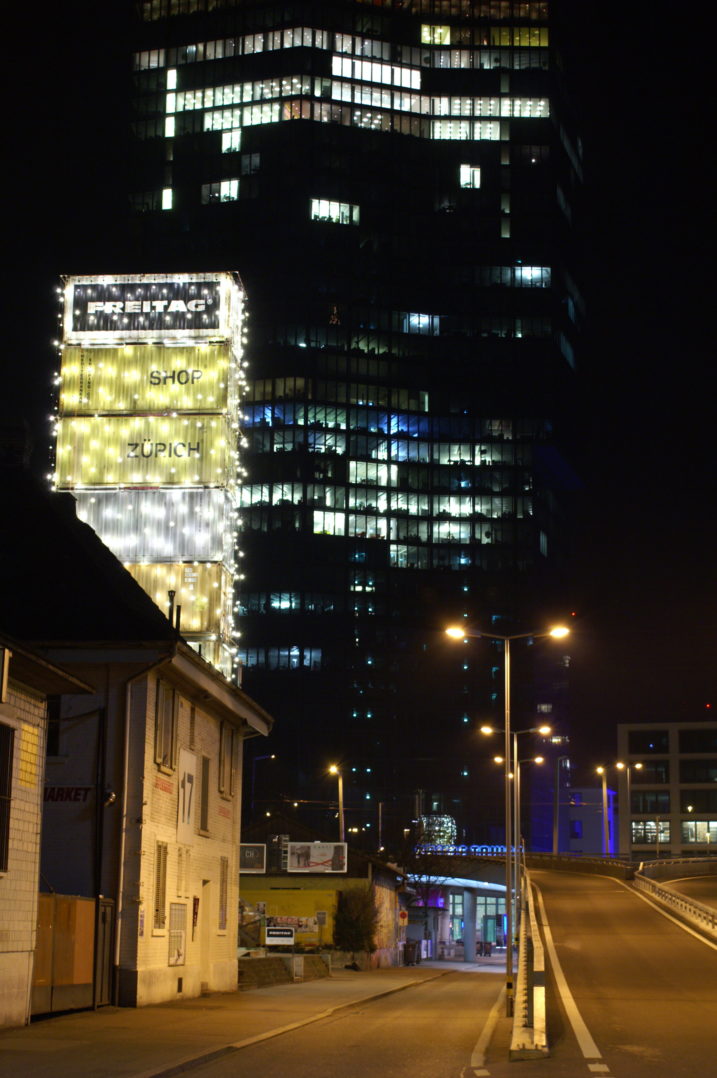 Freitag-Taschen-Container-Turm-Prime-Tower-Zuerich-nachts-Weihnachtsbeleuchtung