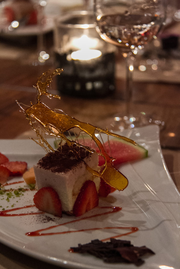 Rhabarber-Erdbeer Tiramisu Dessert im Restaurant des Hotel Post in Zermatt