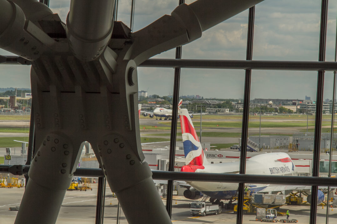 Jumbo Jets der British Airways vor dem Terminal 5 beim Turn-Around