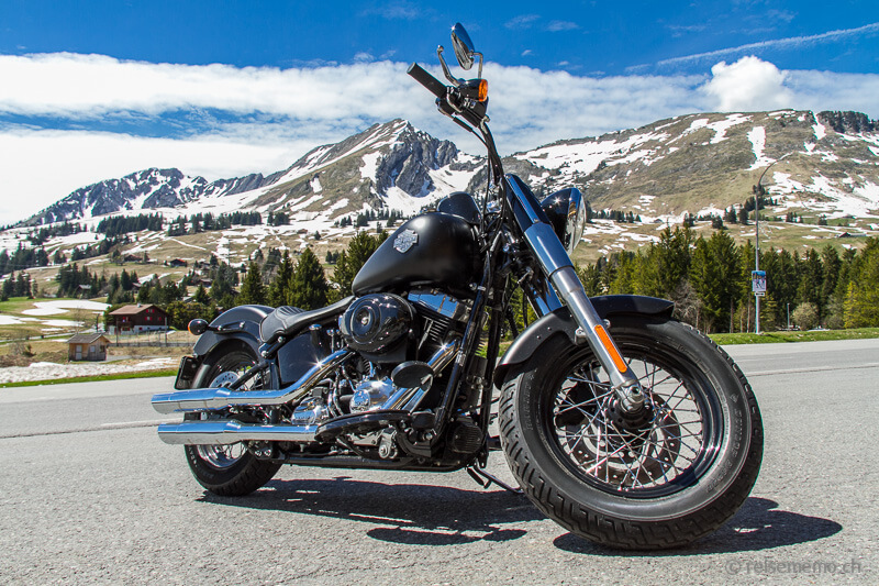 Die Harley-Davidson Softail Slim auf dem Col des Mosses