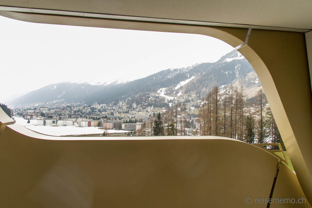 Aussicht auf Davos vom Balkon des Hotelzimmers im Alpen Gold Hotel