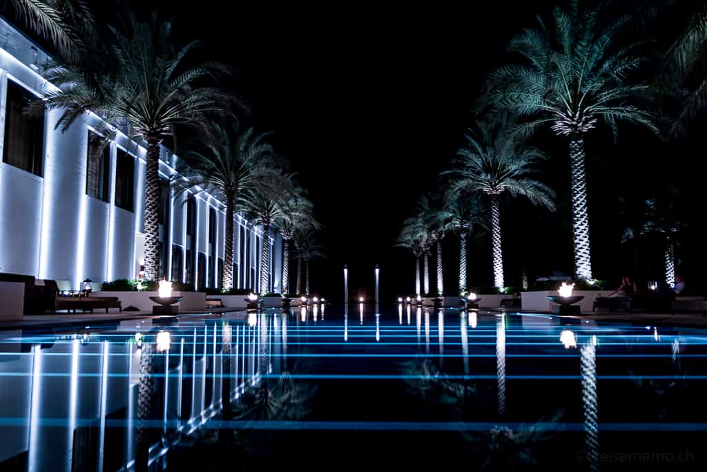 Chedi Muscat Long Pool in der Nacht