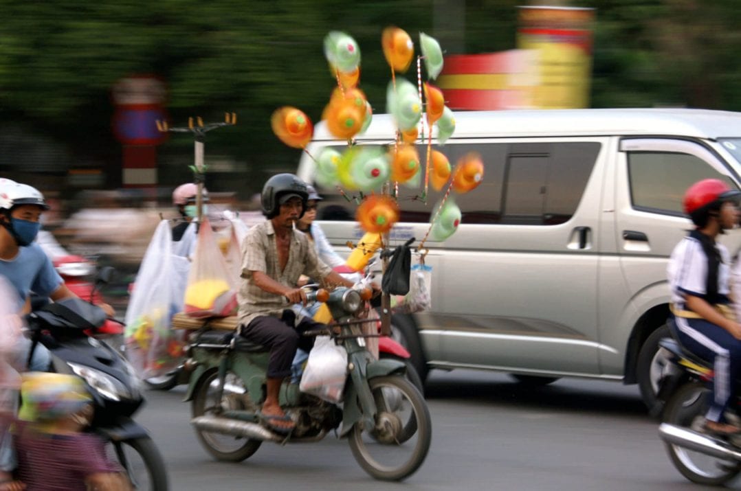 Windräder auf einem Moped im Verkehr