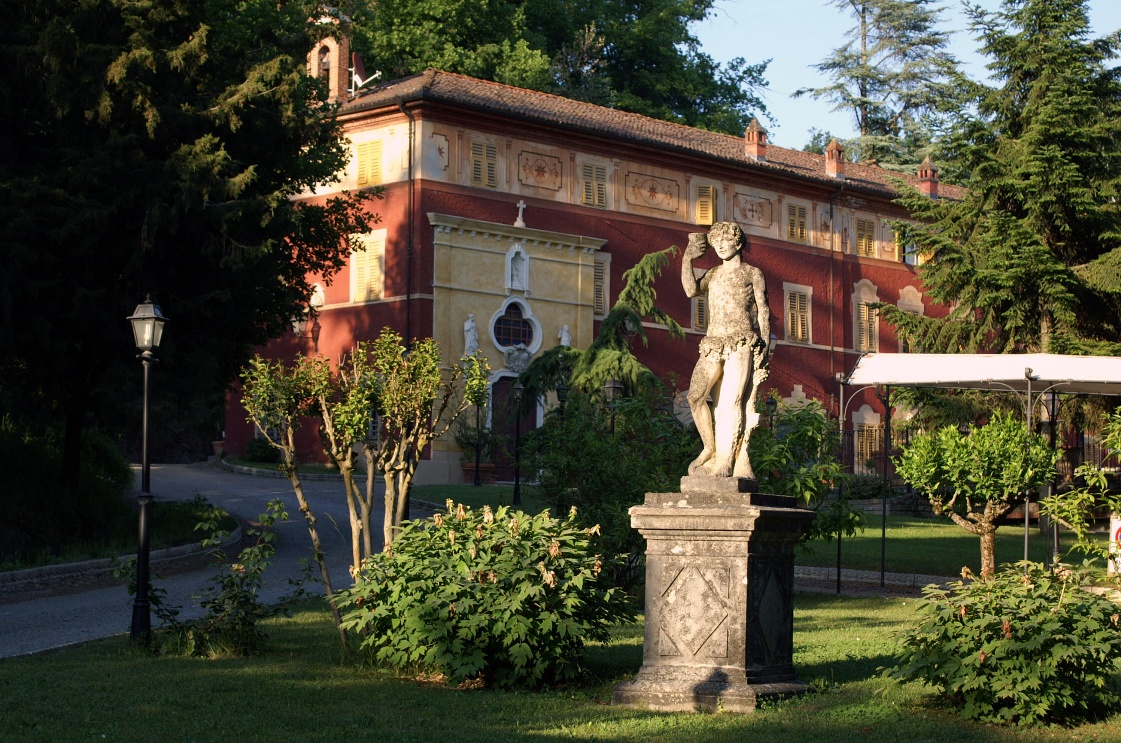Statue vor Clubhaus Golfplatz "Villa Carolina" im Piemont