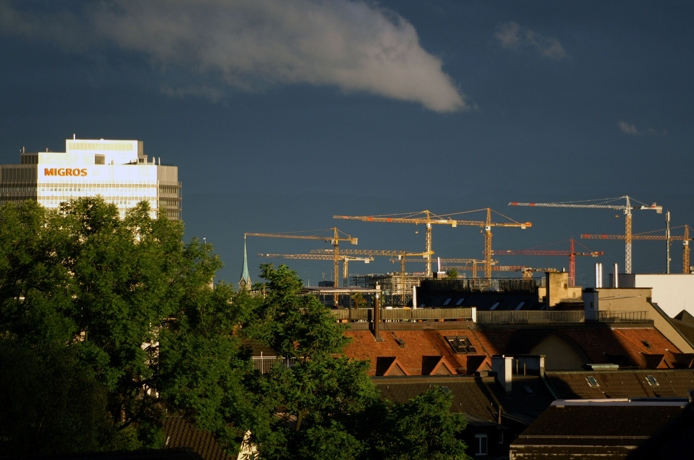 Sicht auf Migros Tower und Kräne der Baustelle Europa Allee