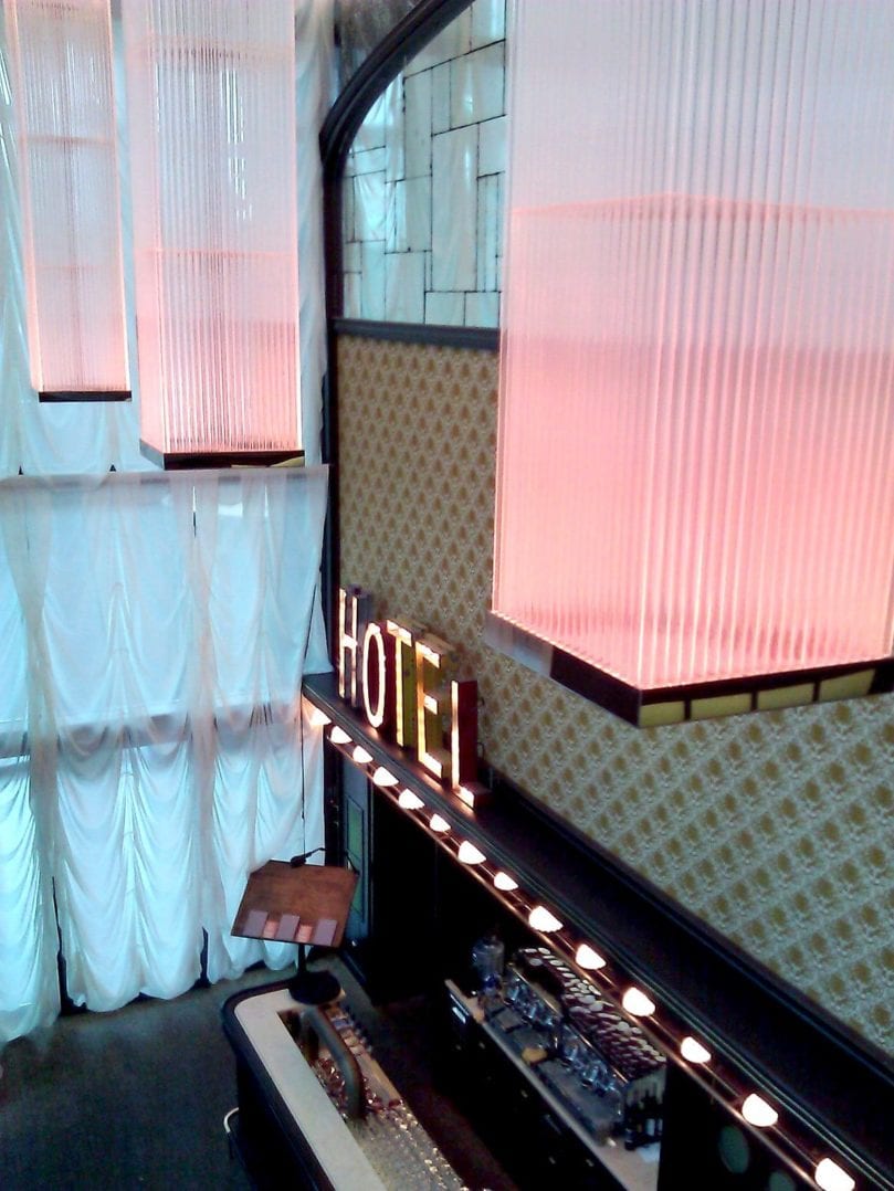 Sicht von der Gallerie im ersten Stock auf die Beleuchtung und die Bar des Hotel Rivington and Sons