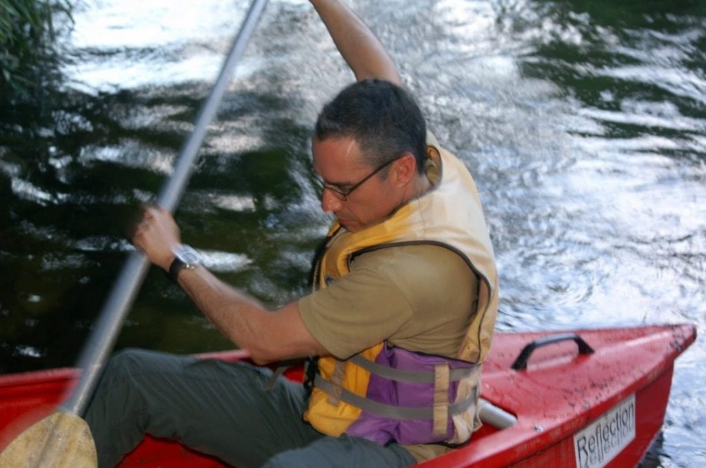 Walter mit dem Kanu auf dem Mossman River