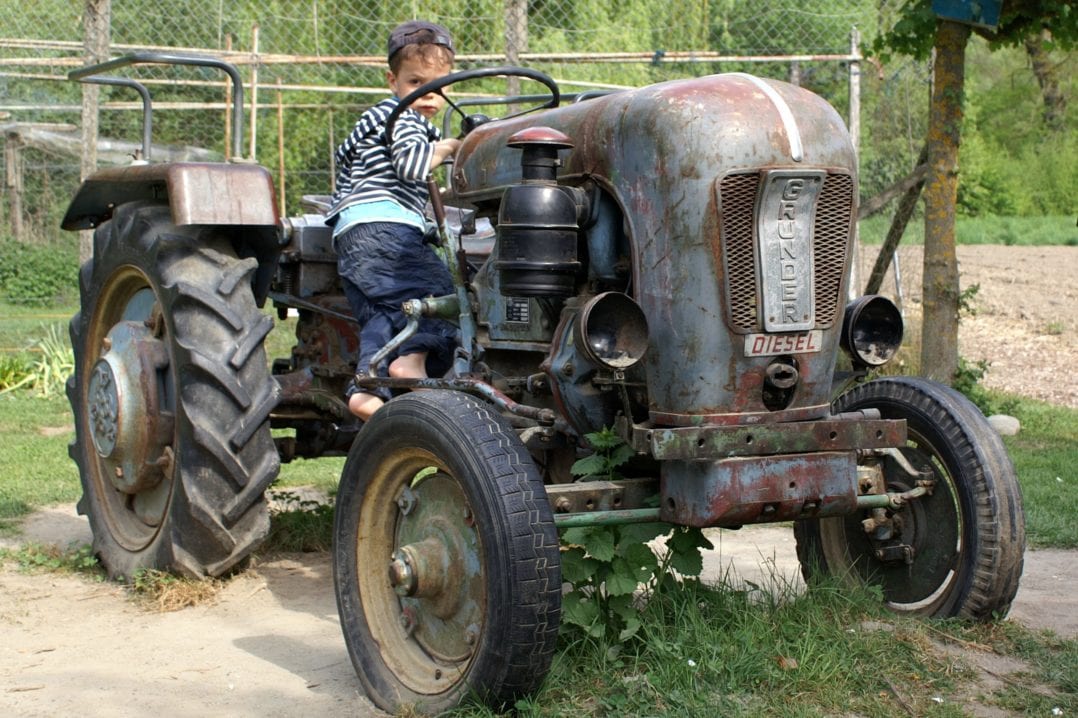 Traktor von Grunder auf dem Kinderspielplatz
