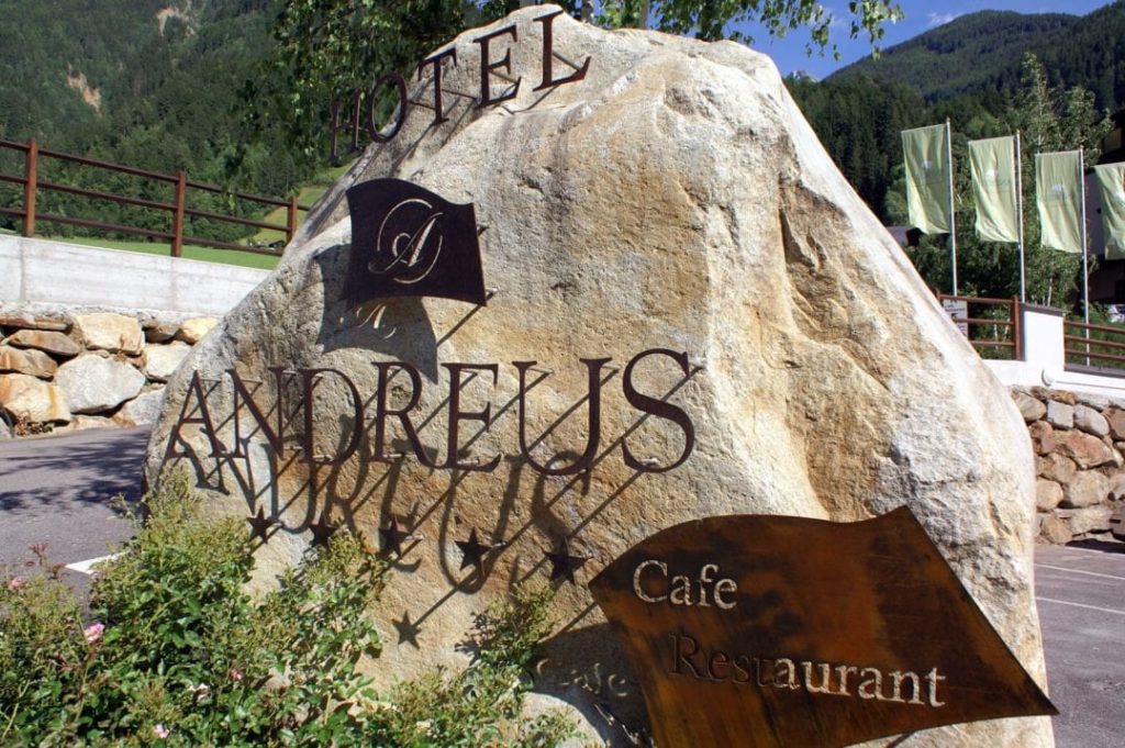 Hotel Andreus Cafe Restaurant Wegweiser1 bei Reisememo