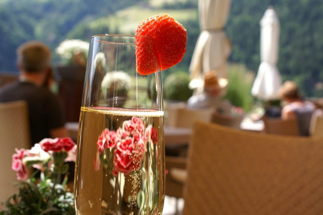 Willkommensapero auf Sonnenterrasse mit Prosecco und Erdbeere im Andreus Resort Hotel