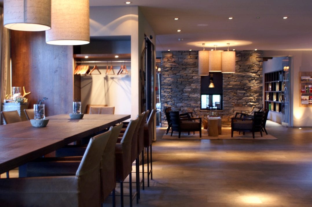 Tisch und Lounge in der Reception des La Val Bergspa Hotels in Brigels