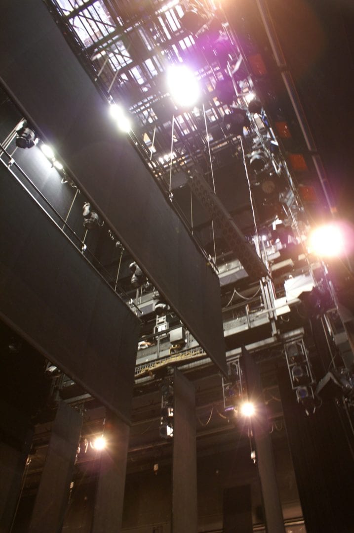 Grelle Beleuchtung durch Beleuchtungselemente der Bühne des Zürcher Opernhauses