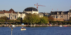 Opernhaus Zürich, Bellevue und See von der Quaibrücke aus fotografiert