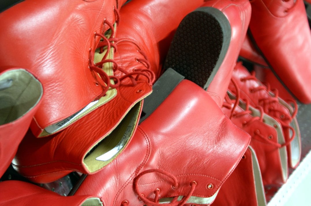 Stapel roter Schuhe für Schostakowitschs "Die Nase" im Opernhaus Zürich