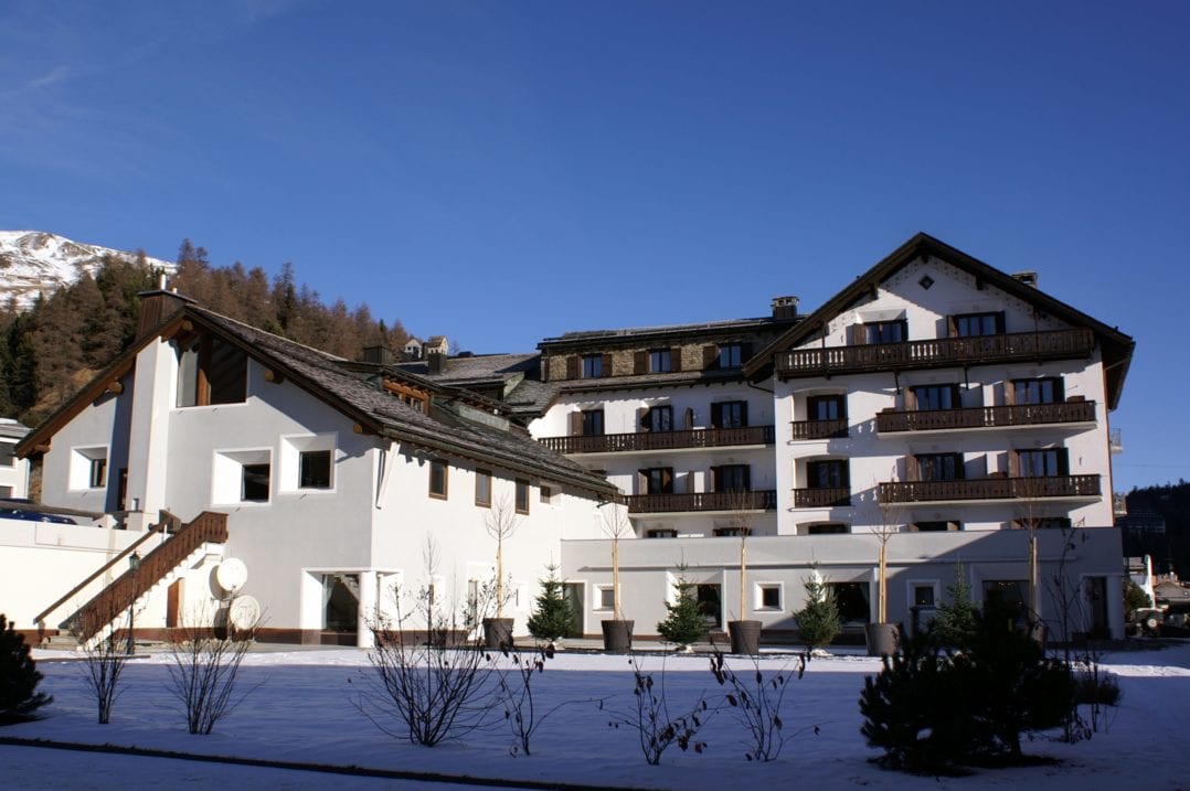 Hauptgebäude des Giardino Mountain Hotels mit Lounge- und Restaurantflügel