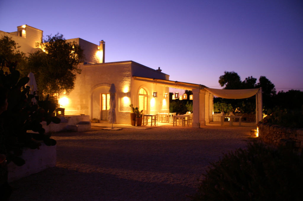 Terrasse der Masseria Cimino im Abendlicht