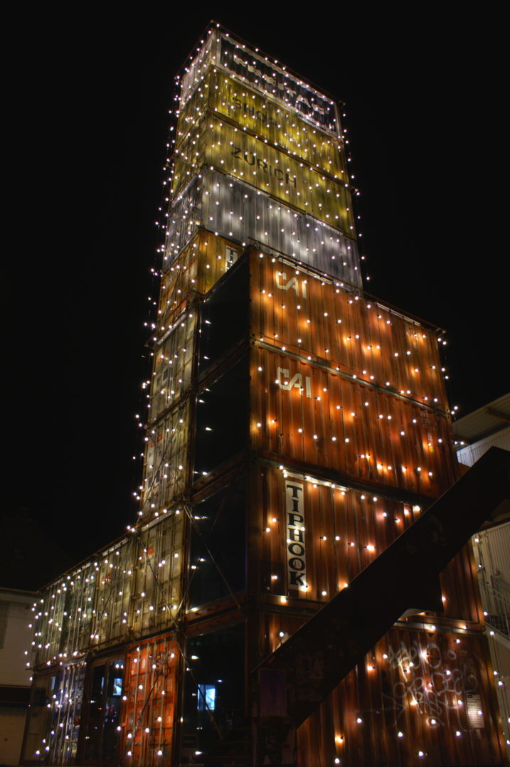 Freitag-Taschen Flagship Store mit Weihnachtsbeleuchtung Container-Tower Zuerich-Kreis-5
