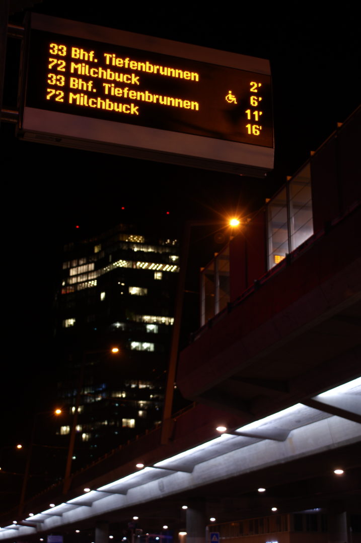 Fahrzeitanzeige der Bushaltestelle bei der Hardbrücke vor dem Prime Tower bei Nacht