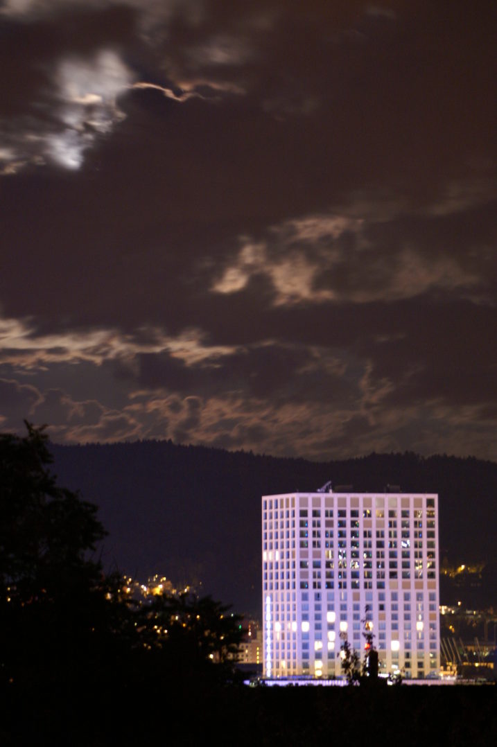 Mobimo-Tower mit Renaissance-Hotel von Wipkingen aus gesehen bei Nacht und Vollmond