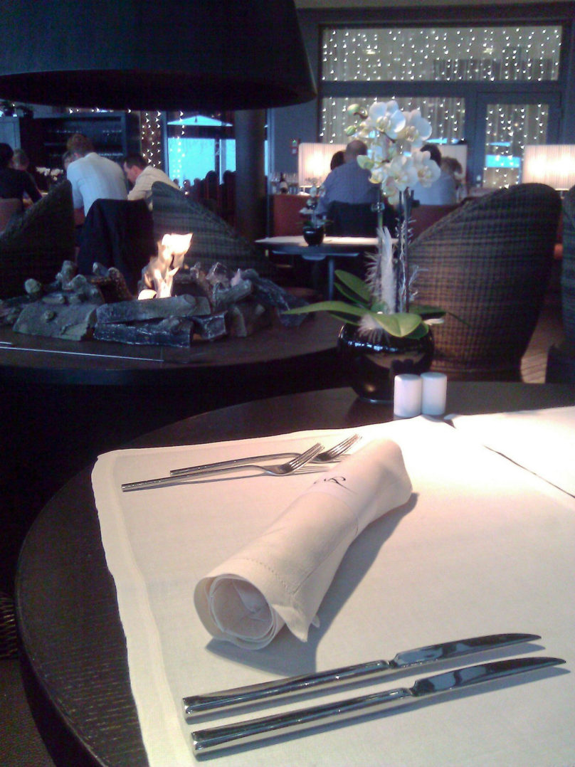 Tischgedeck und Cheminée im Pur Restaurant