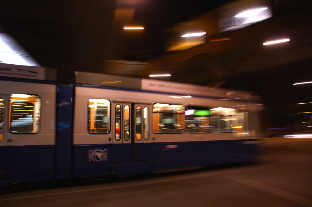 Neues Tram 17 nachts am Escher-Wyss-Platz unter der Hardbrücke 