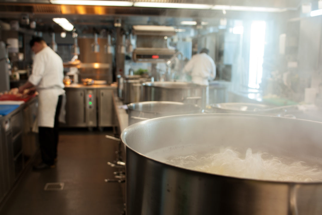 Kochtopf in der Küche des Clouds Restaurants im Prime Tower Zürich