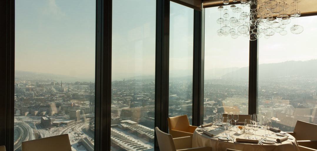 Restauranttische im Clouds Restaurant im Prime Tower mit Aussicht auf Zürich