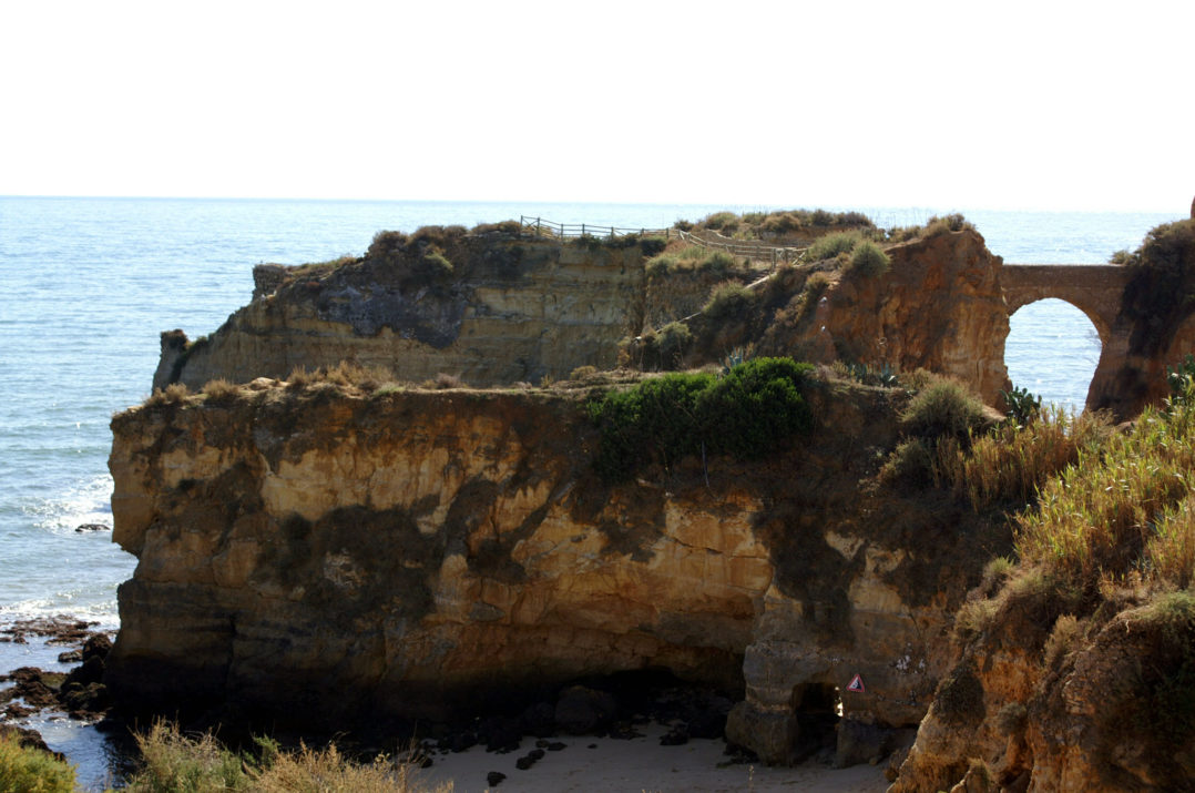 Steilküste bei Faro in der Algarve, Portugal