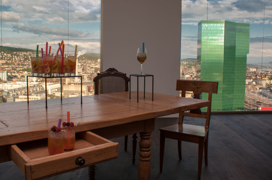 Bubble Tea Präsentation im 23. Stock des Mobimo Towers mit Aussicht auf Prime Tower und die Stadt Zürich