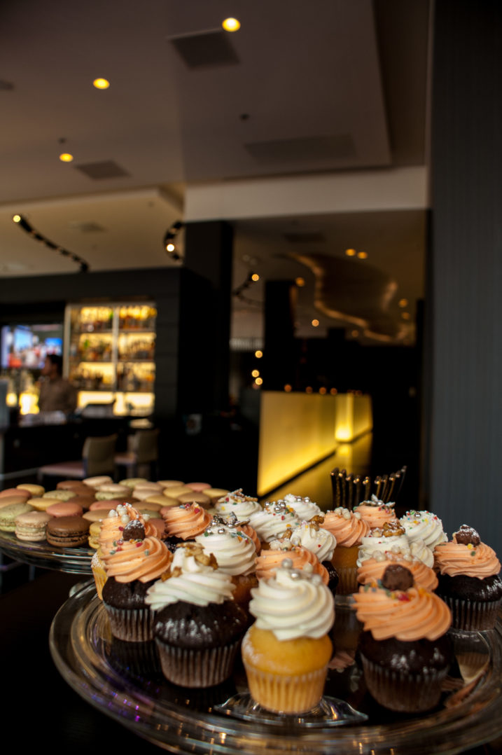 Cupcakes und Macarons am Lounge Brunch in der Lucid Bar des Renaissance Hotels Zürich