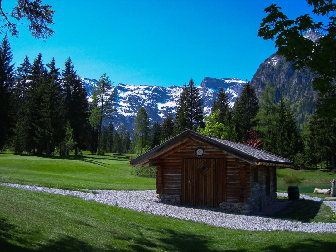 Blockhaus des Golfclubs Achensee / Pertisau im Tirol vor dem Karwendelgebirge