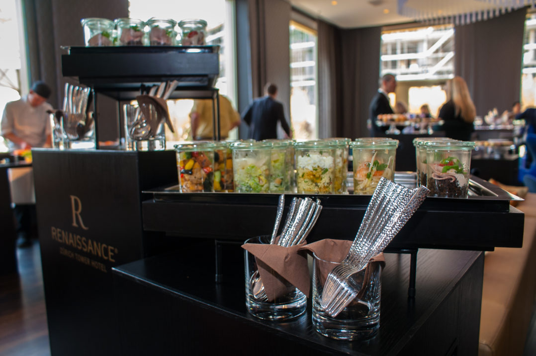 Vorspeisen aus dem Glas: Buffet am Lounge Brunch des Renaissance Hotels Zürich
