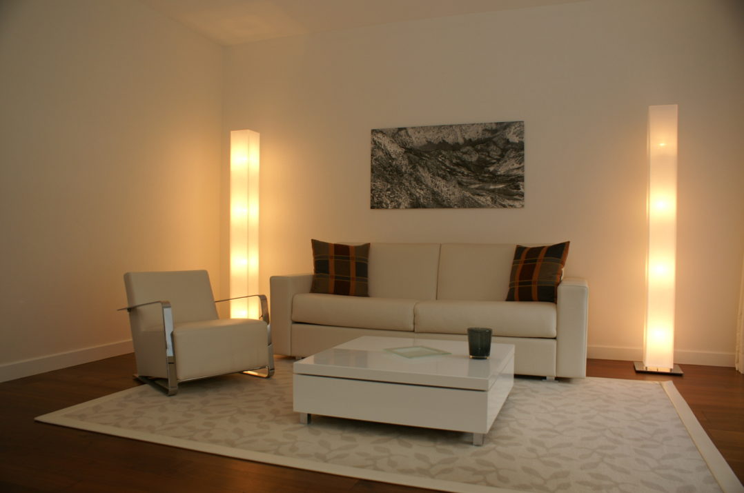 Wohnzimmer und Leuchten eines Spa Loft-Superior Zimmers im Quellenhof Bad Ragaz
