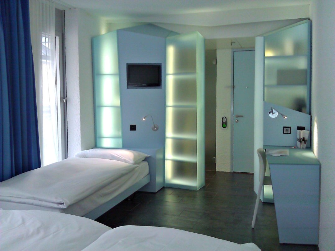 Designerzimmer mit viel Glas im Hotel-Cristal-Fassbind-Genf