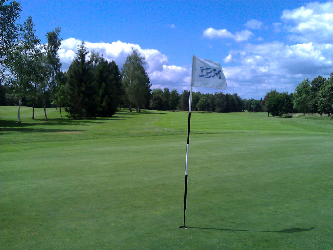 Green 18 des Golfplatzes Oeschbergerhof mit IBM Golffahne