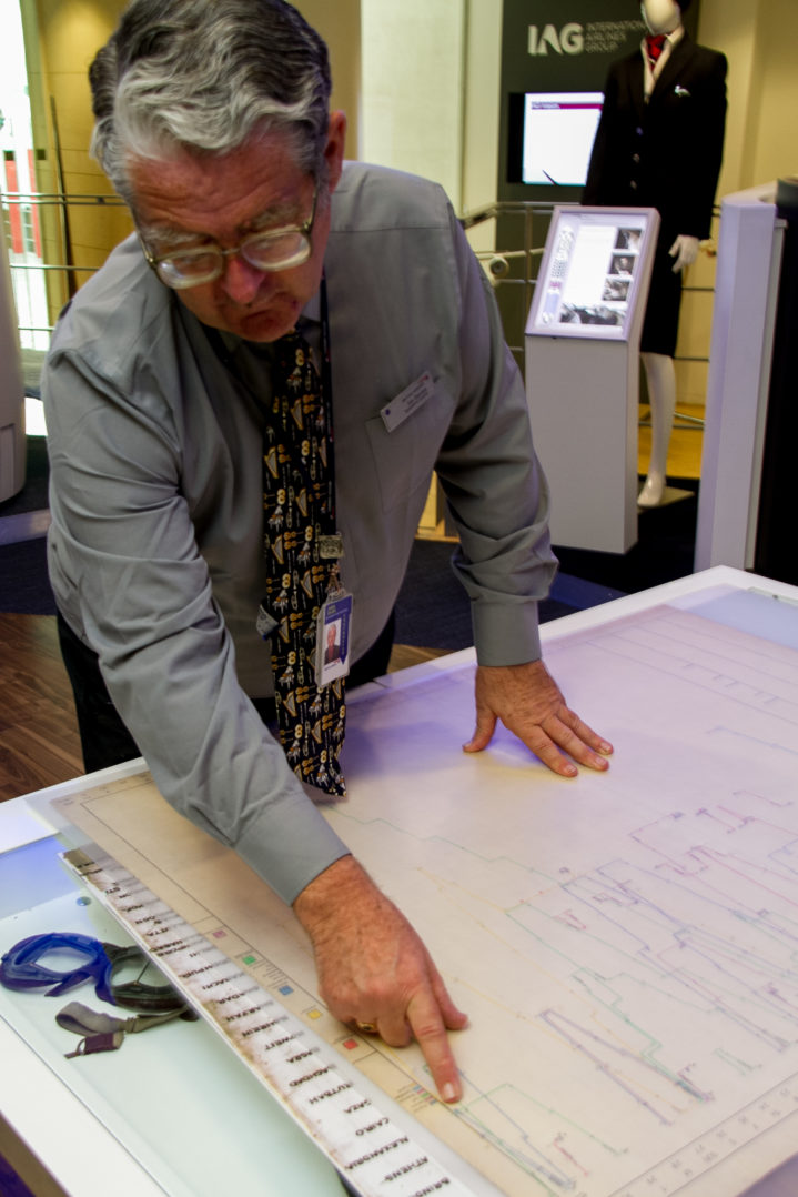 Jim Davies von British Airways' Speedbird Museum demonstriert die althergebrachte Flugplanung