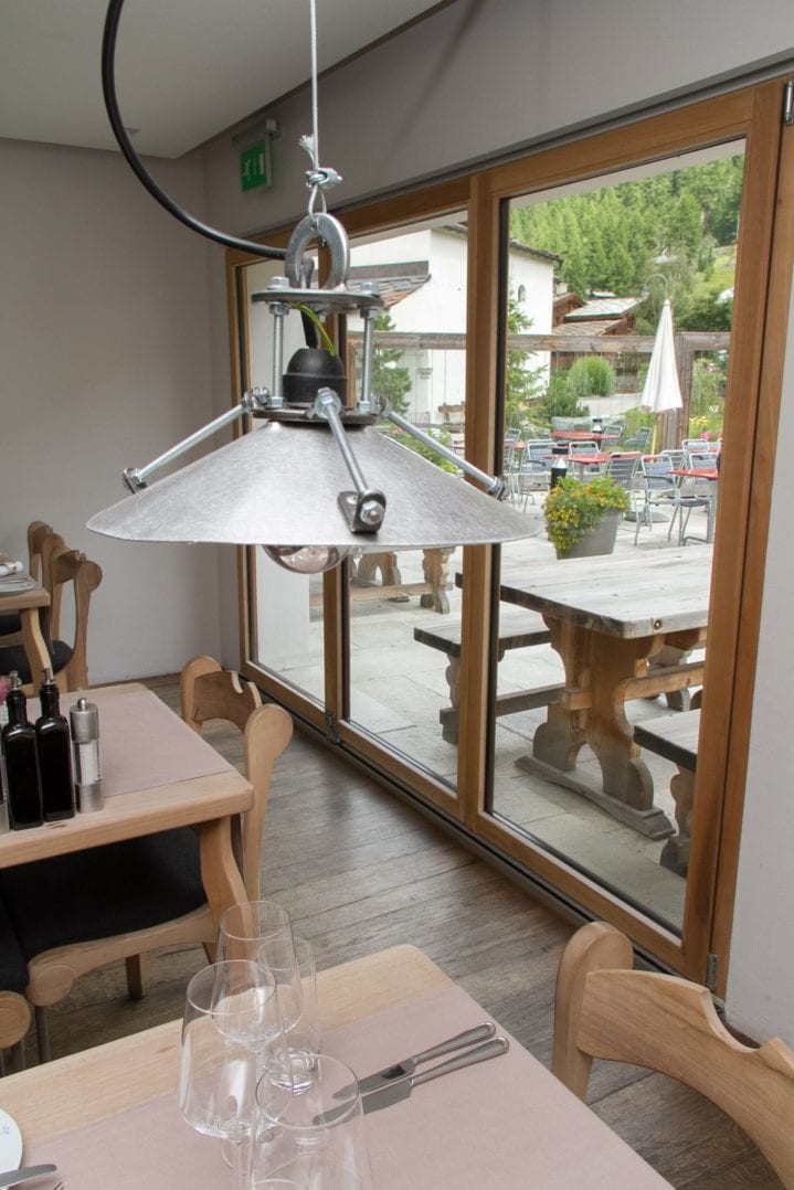 Designer-Leuchte von Heinz Julen im Restaurant des Sonnmatten Hotels in Zermatt