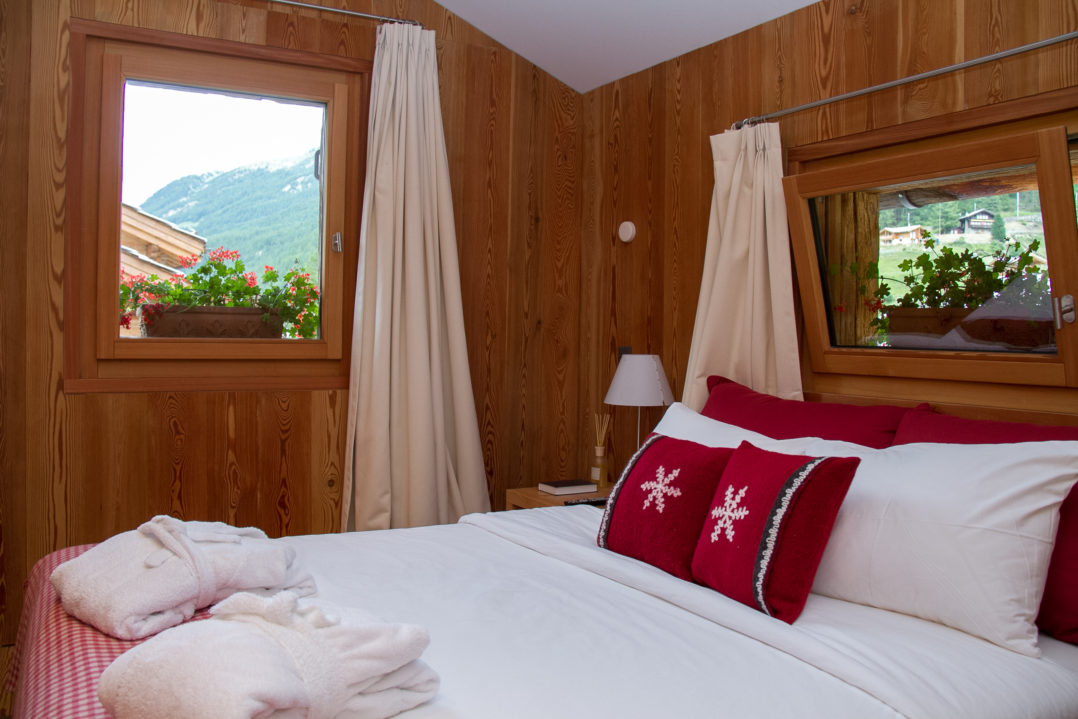 Eines der beiden Schlafzimmer der Suite im Sonnmatten Hotel in Zermatt