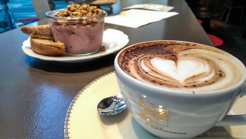 Latte Art Cappuccino und Birchermüesli