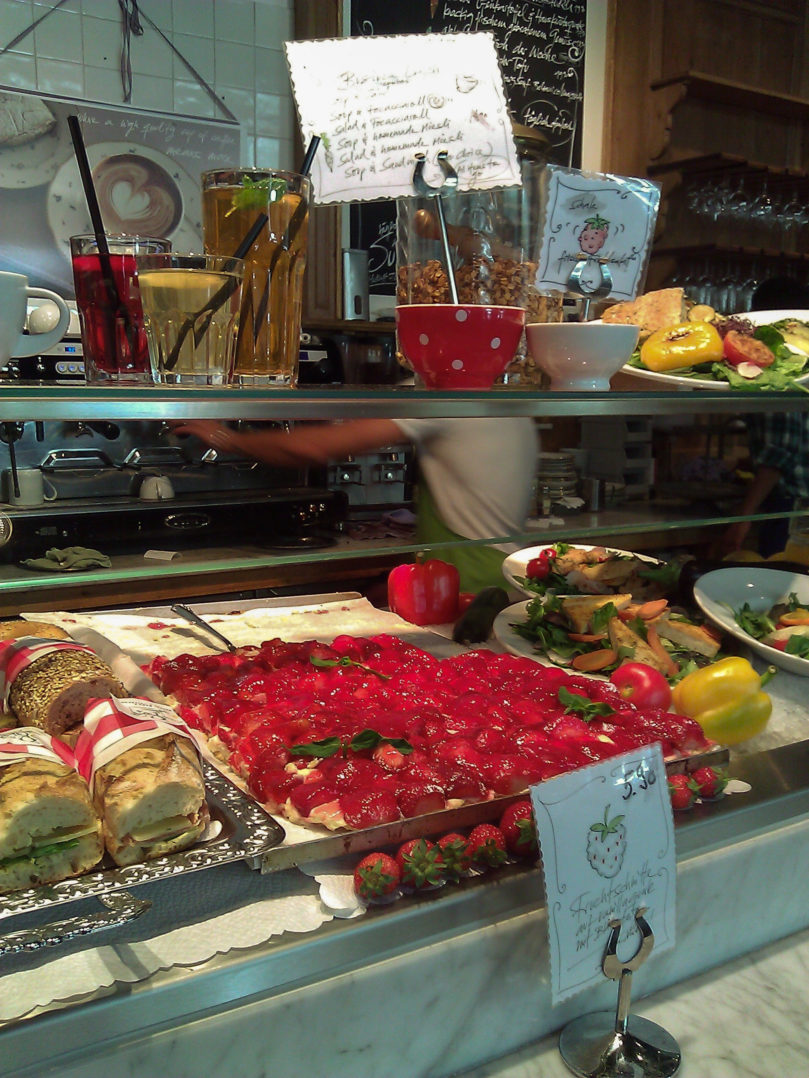 Erdbeertorte und Sandwich in Babu's Buffet in Zürich