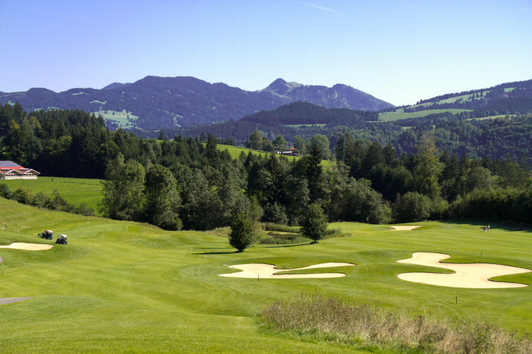 Abschlag 1 und 10 des Golfplatzes Sonnenalp in Oberallgaeu