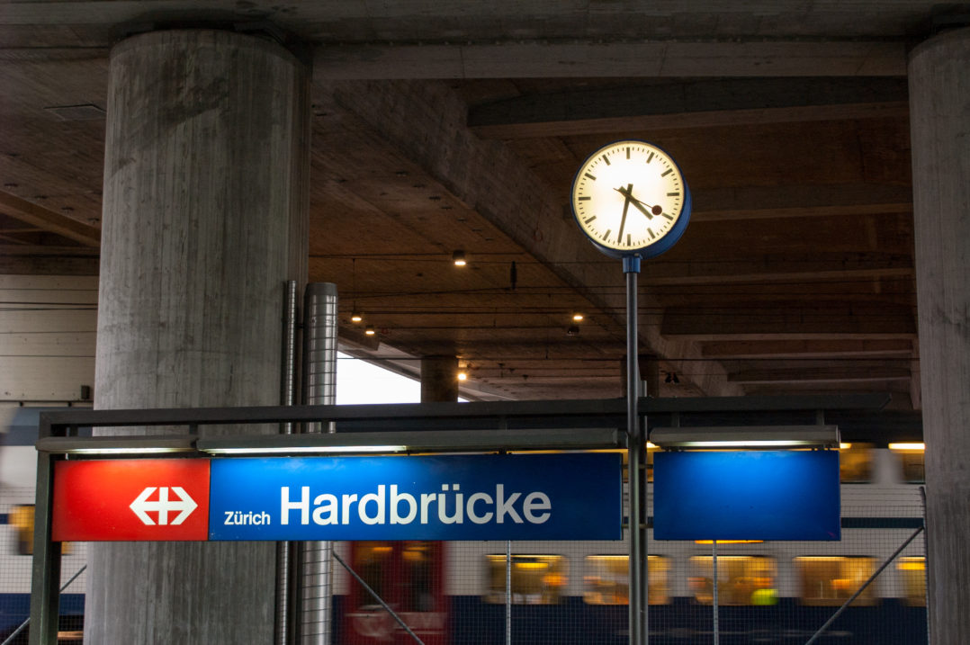 Bahnhof-Hardbruecke-SBB-vorbeifahrender-Zug