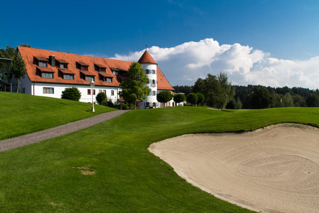 Clubhaus, Hotel, Bunker im Golfplatz Weissensberg-Bodensee