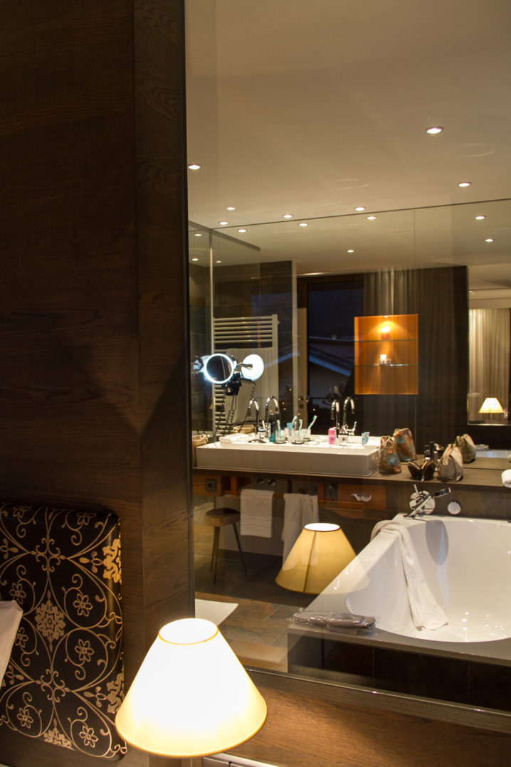 Durchsicht mit Badewanne in der Adlerhorst Suite im Hubertus Alpin Lodge & Spa Hotel
