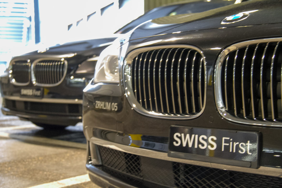 BMW Flotte der Swiss First Klasse am Flughafen Zürich-Kloten