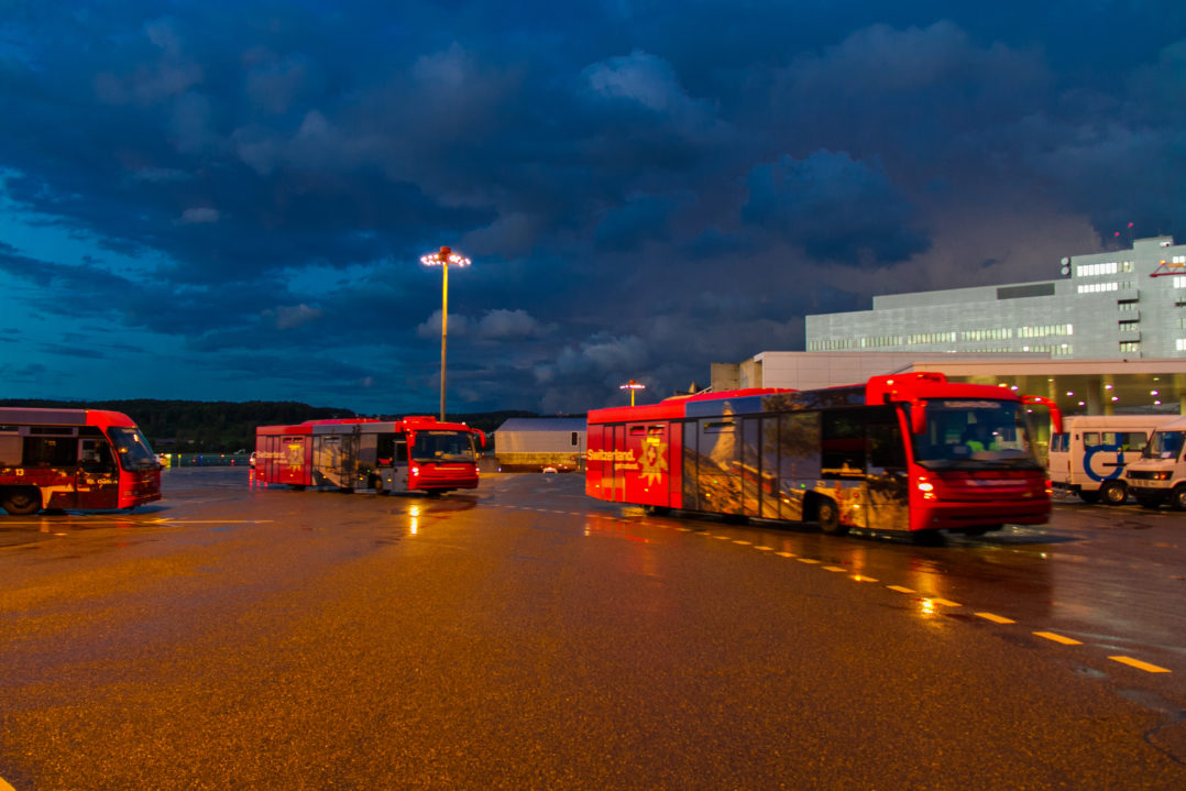 Passagierbusse auf dem Rollfeld des Flughafens Zuerich Kloten