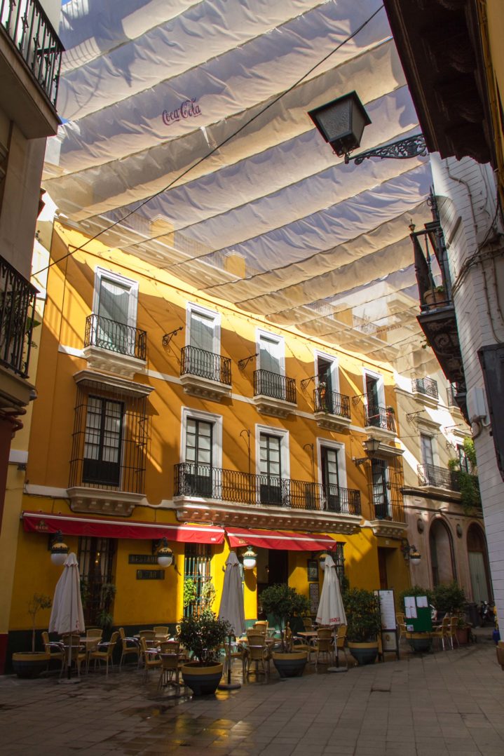 Sonnensegel in einer Gasse Sevillas