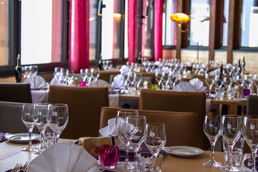 Hotelrestaurant Stoos: Gedeckte Tische eines Wine & Dine mit Aussicht auf Nebel