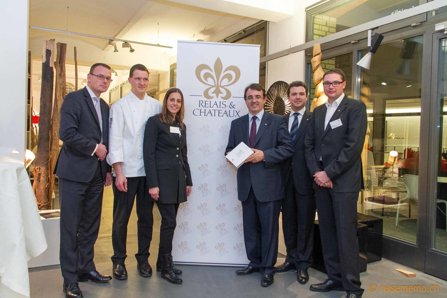 Philippe Vuillemin, Präsident Delegation Schweiz & Liechtenstein Relais & Châteaux; Dario und Tamara Cadonau, In Lain Hotel Cadonau; Jaume Tapies, Intl. Präsident Relais & Châteaux; Richard Guyon, Direktor Schweiz & Liechtenstein Relais & Châteaux; Jan Stiller, Lenkerhof Gourmet Spa Resort