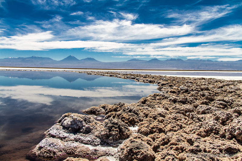 Reflektierende Vulkane im Salar de Atacama